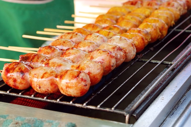 Salsichas de churrasco na comida de rua