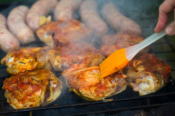 Foto salsichas de frango grelhadas em um churrasco ao ar livre para aquele sabor especial de smokey ao ar livre!