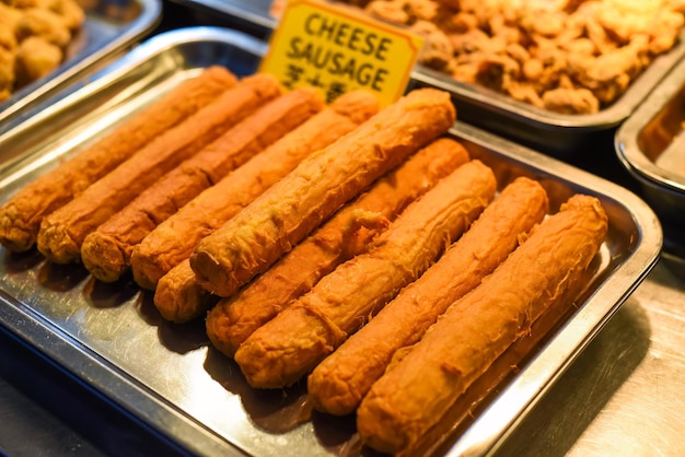 Salsichas de queijo frito na comida de rua Jalan Alor em Kuala Lumpur