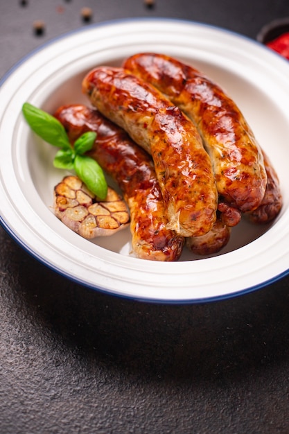 Salsichas fritas, carne de porco fresca ou carne de cordeiro, porção fresca pronta para comer refeição lanche na mesa