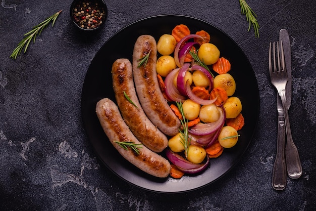 Salsichas fritas com legumes