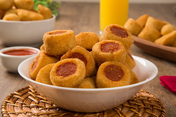Foto salsichas fritas. petiscos brasileiros em fundo de madeira.