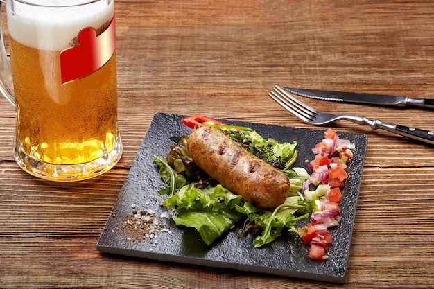 Salsichas grelhadas com cerveja na mesa de madeira Vista superior