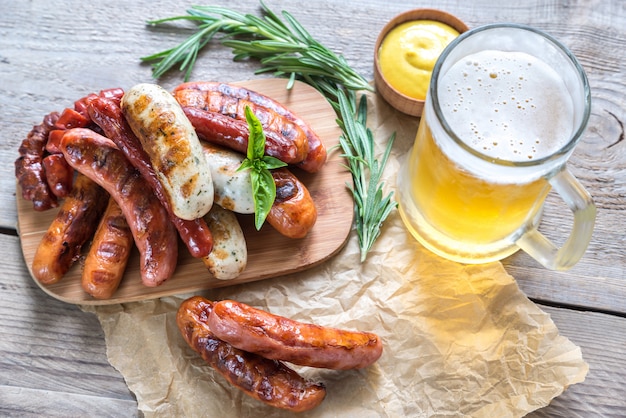 Salsichas grelhadas com copo de cerveja