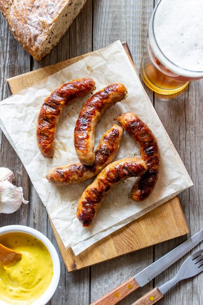 Salsichas grelhadas com mostarda e cerveja. Cozinha alemã.