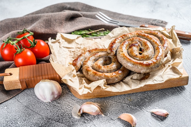 Salsichas grelhadas da carne de porco espiral alemão tradicional. Vista do topo