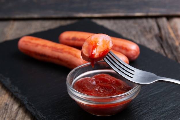 Salsichas grelhadas de churrasco e molho de tomate ketchup
