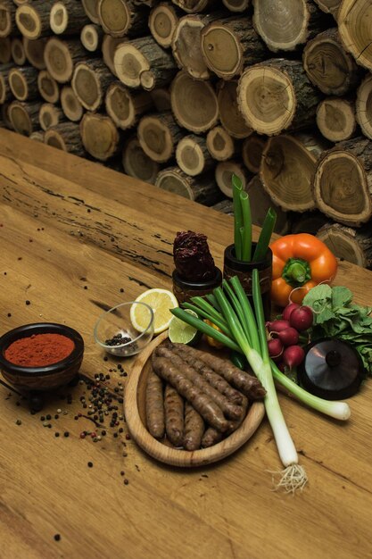 Salsichas grelhadas em uma mesa de madeira