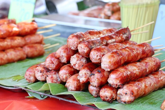 salsichas grelhadas na comida de rua