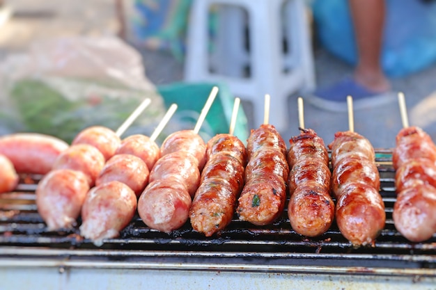 salsichas grelhadas na comida de rua