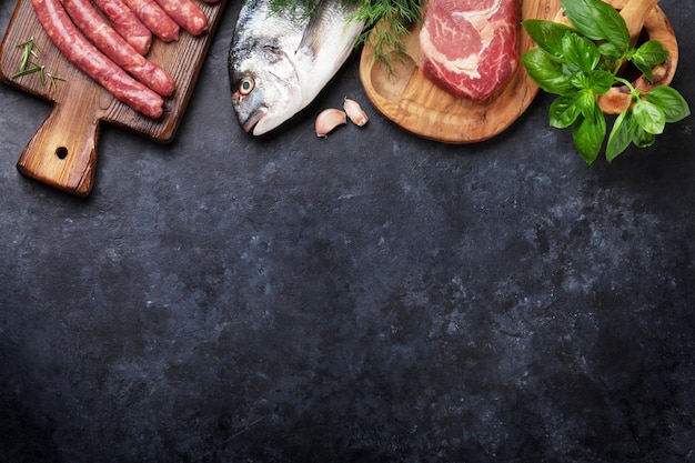 Salsichas peixe e carne cozinhar