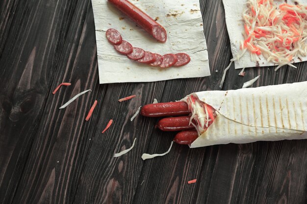 Salsichas picantes embrulhadas em pão pita.preparação de Shawarma.