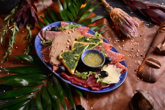 Salsichas variadas, jamon e queijo. com fatias de pão e molho