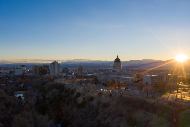 SALT LAKE CITY, USA - 30. JANUAR 2021: Utah State Capitol Building bei Sonnenuntergang im Winter. Kapitol-Hügel. Utah, USA. Luftaufnahme. Goldene Stunde.