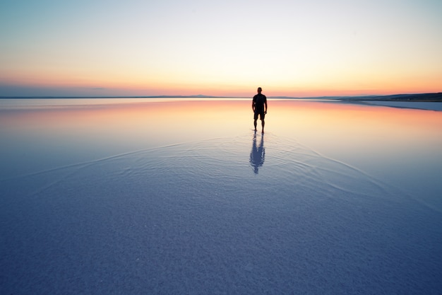 Salt Lake Tuz con hombre saliendo al atardecer