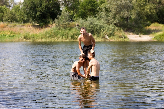 Saltando en el agua. Los niños se divierten y