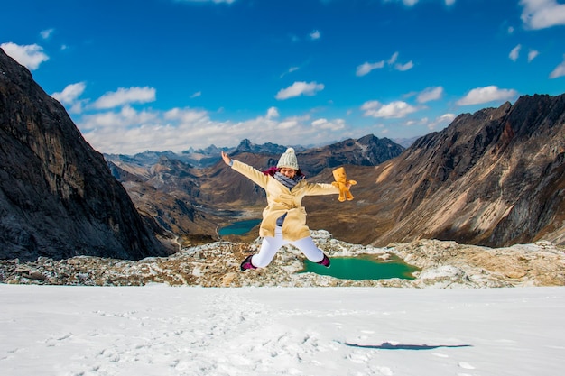 Saltando alegremente na neve Nevado Raura em Oyon Peru