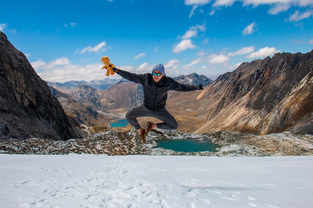 Saltando alegremente na neve Nevado Raura em Oyon Peru