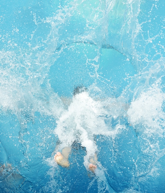 Saltando na piscina de verão