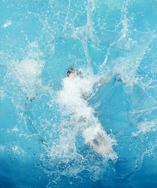 Saltando na piscina de verão