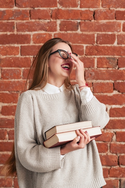 Saltando riendo joven con libros