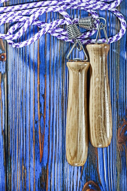 Saltar la cuerda en la imagen vertical del tablero de madera vintage