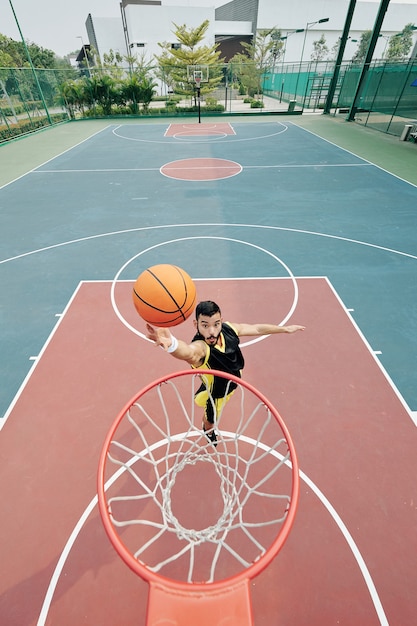 Saltar jugador de baloncesto