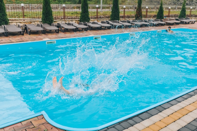 Saltar na água da piscina copie o espaço