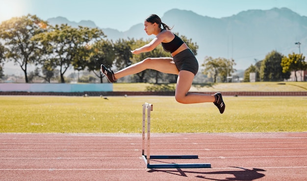 Saltar obstáculo atleta e mulher em competição na pista ou correr para ganhar bem-estar e exercício de treinamento de fitness feminino e feminino saudável e treino para cardio de saúde e salto para a vitória