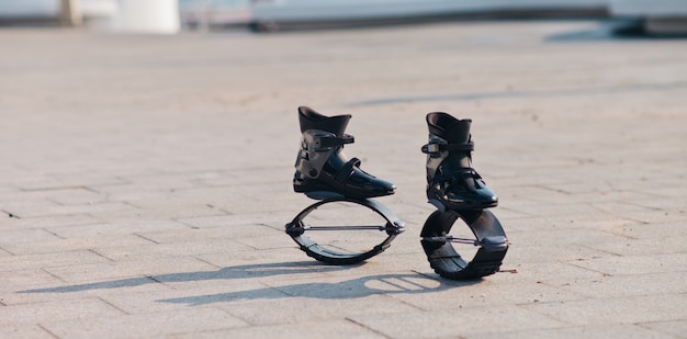 Saltar zapatos al aire libre en el suelo