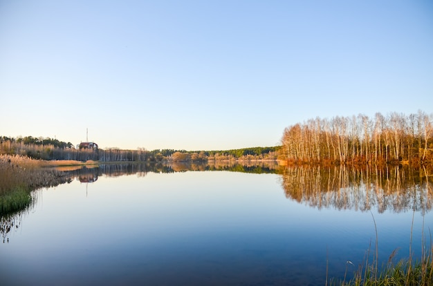 Salte a través del espejo en el río Svisloch en Minsk.