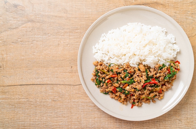 Salteado de albahaca tailandesa con carne de cerdo picada sobre arroz cubierto