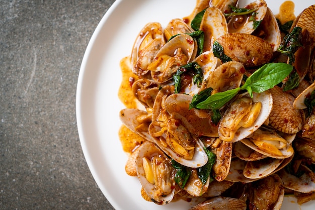 Salteado de almejas fritas con pasta de chile asado - estilo de comida asiática