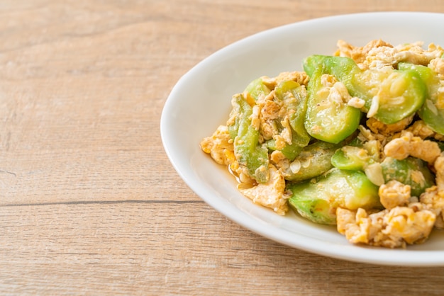 Salteado de calabaza en ángulo frita con huevo