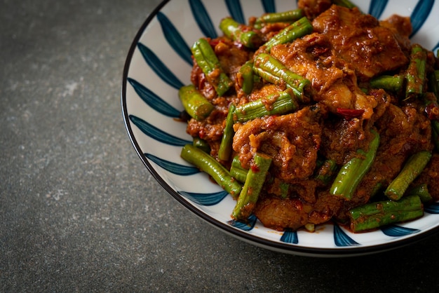 Salteado de cerdo frito con pasta de curry rojo - estilo de comida tailandesa