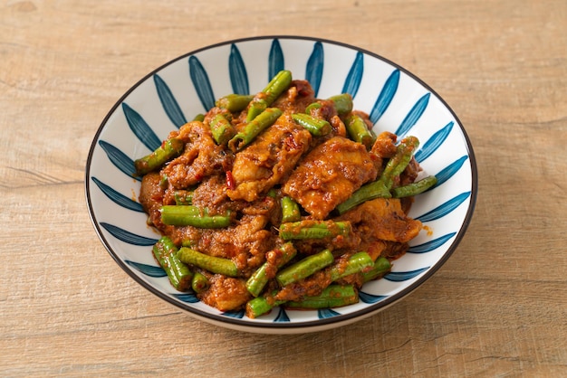 Salteado de cerdo frito con pasta de curry rojo - estilo de comida tailandesa