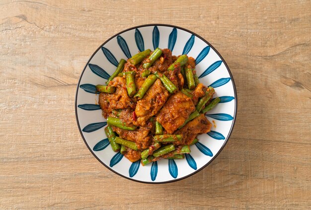 Salteado de cerdo frito con pasta de curry rojo - estilo de comida tailandesa