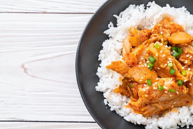 salteado de cerdo con kimchi sobre arroz cubierto