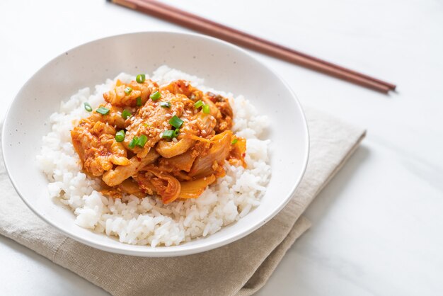 salteado de cerdo con kimchi sobre arroz cubierto