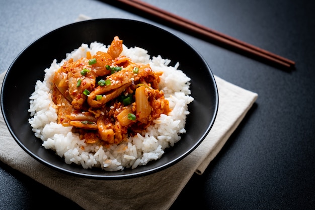 salteado de cerdo con kimchi sobre arroz cubierto