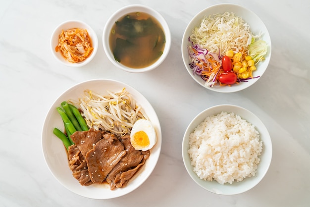 salteado de cerdo teriyaki con semillas de sésamo, brotes de frijol mungo, huevo cocido y juego de arroz - estilo de comida japonesa