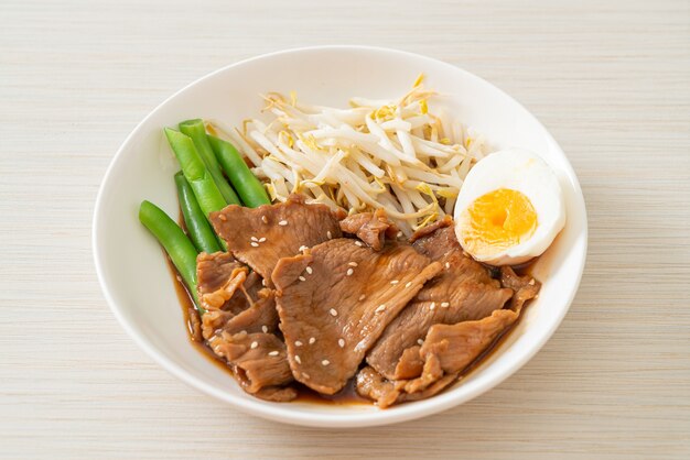 salteado de cerdo teriyaki con semillas de sésamo, brotes de frijol mungo, huevo cocido y juego de arroz - estilo de comida japonesa