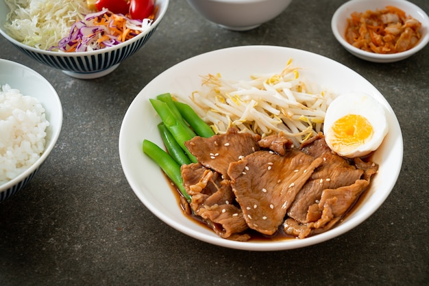 salteado de cerdo teriyaki con semillas de sésamo, brotes de frijol mungo, huevo cocido y juego de arroz - estilo de comida japonesa