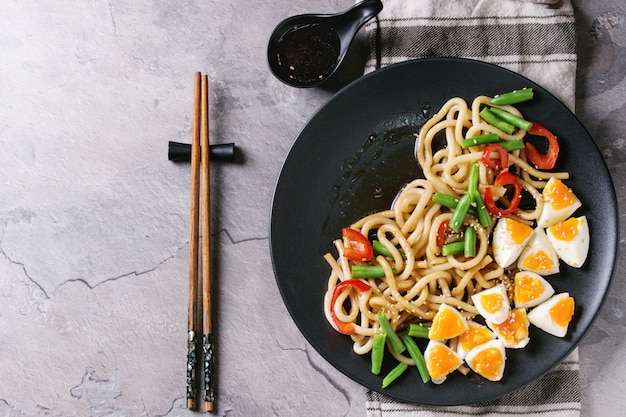 Salteado de fideos udon