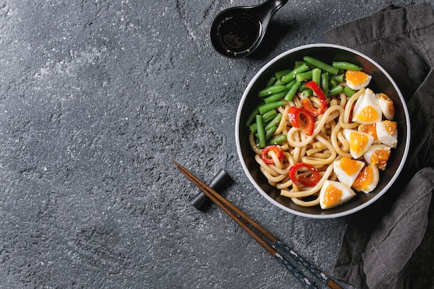 Salteado de fideos udon