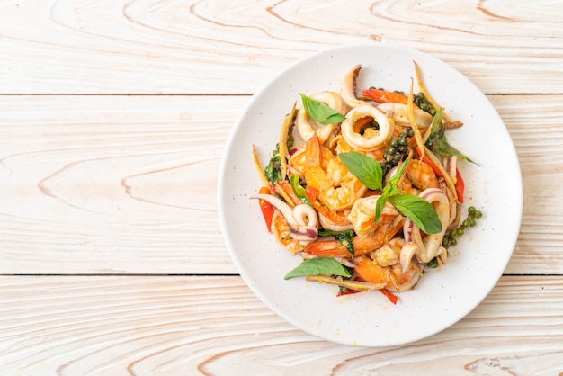 salteado de marisco picante (Pad Cha Talay)