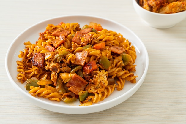 Salteado de pasta fusilli con salsa de jamón y tomates