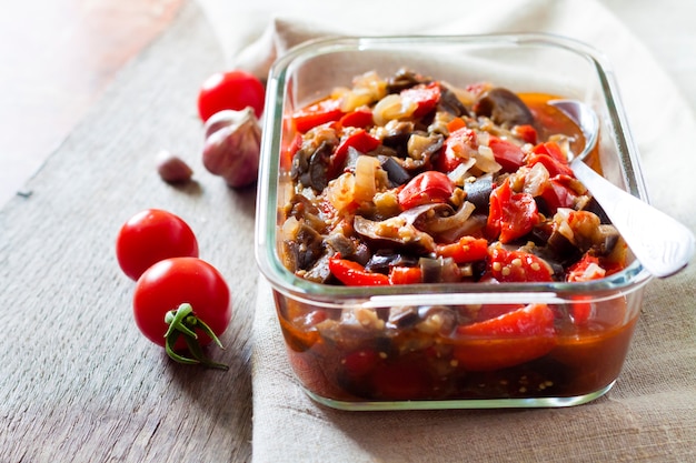 Salteado de verduras con berenjenas, pimientos rojos y tomates