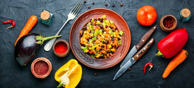 Salteado de verduras sabroso o ragú. Rebanadas de verduras guisadas en un plato.