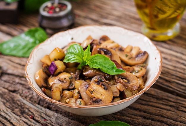 Saltear con champiñones, berenjenas, berenjenas y albahaca. Estofado de vegetales.